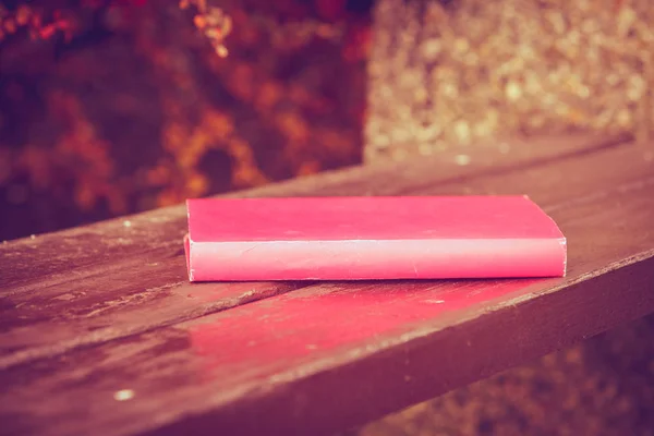 Book on the bench. — Stock Photo, Image