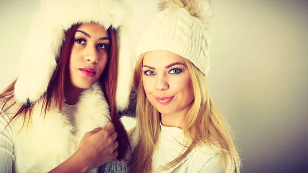 Deux femmes avec des vêtements d'hiver . — Photo