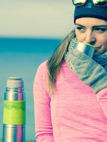 Fit mujer en el día frío calentamiento beber té —  Fotos de Stock