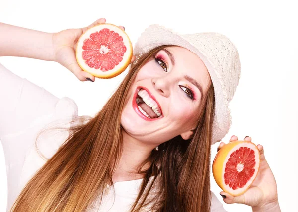 女性は手にグレープフルーツ柑橘類の果物の2つの半分を保持します。 — ストック写真