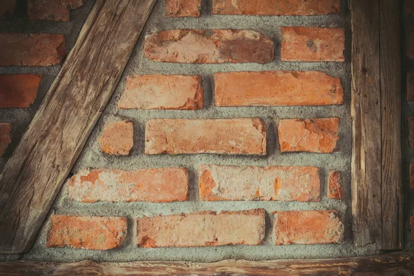 Parede de tijolo vermelho com peças de madeira — Fotografia de Stock