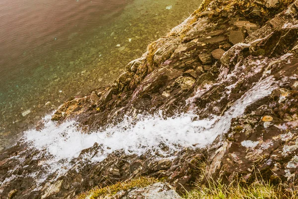 Cachoeira de córrego em montanhas, Noruega . — Fotografia de Stock
