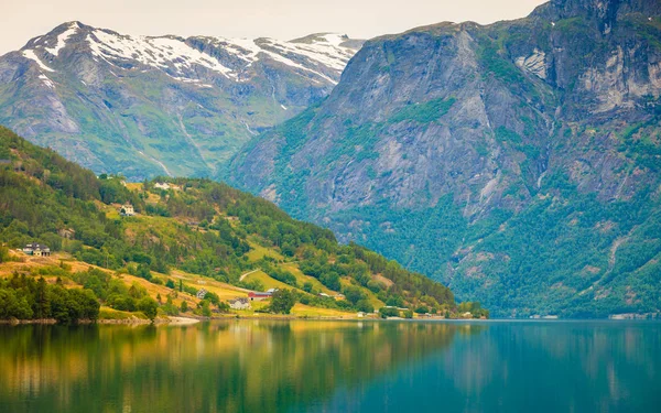 Dağlar ve Norveç Fiyordu, — Stok fotoğraf