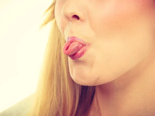 Mulher loira engraçada sentando a língua para fora — Fotografia de Stock