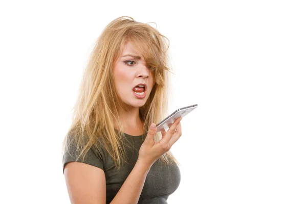 Angry young woman talking on phone — Stock Photo, Image