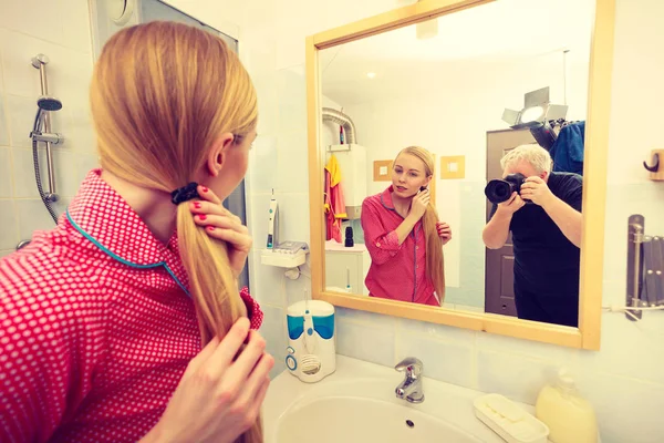 Frau im Pyjama macht sich im Badezimmer fertig — Stockfoto