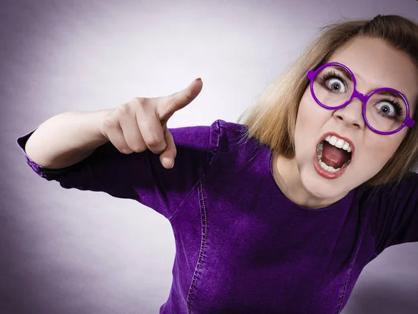 Enojado loco mandona mujer de negocios siendo furioso —  Fotos de Stock