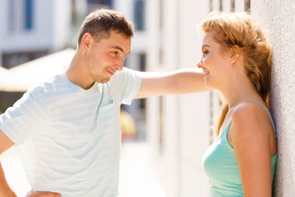 Człowiek, flirtuje z dziewczyna na ulicy miasta — Zdjęcie stockowe