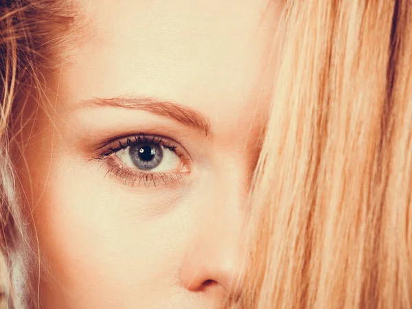 Mujer rubia sosteniendo su largo cabello enredado — Foto de Stock