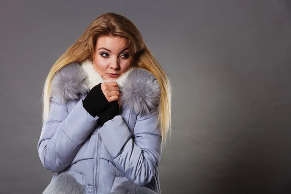 Mulher usando casaco peludo quente de inverno — Fotografia de Stock