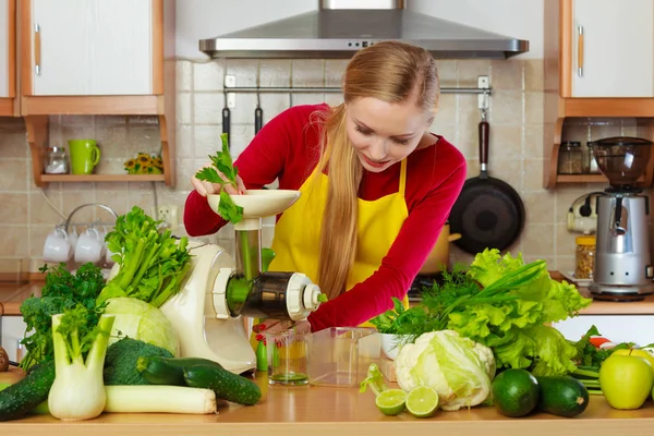 Žena v kuchyni dělat šťávy zeleninové smoothie — Stock fotografie