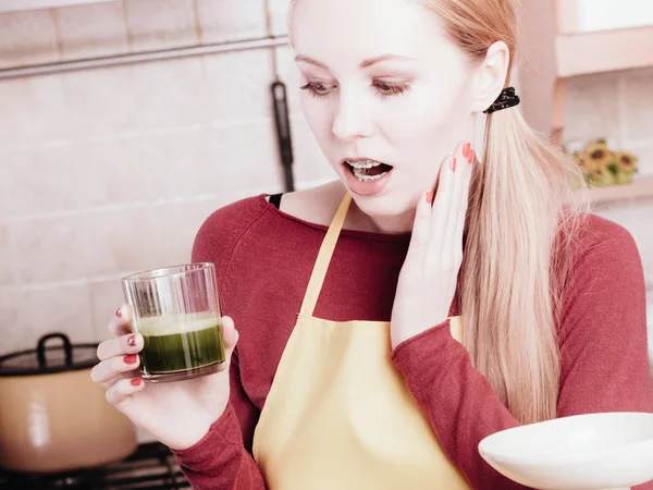 Femme dans la cuisine tenant jus de smoothie de légumes — Photo