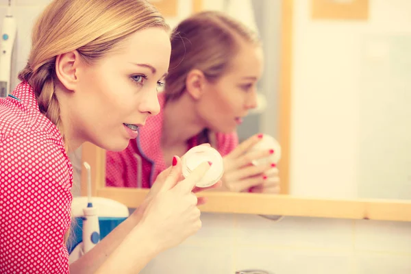 Frau die feuchtigkeitsspendende Hautcreme aufträgt. Hautpflege. — Stockfoto