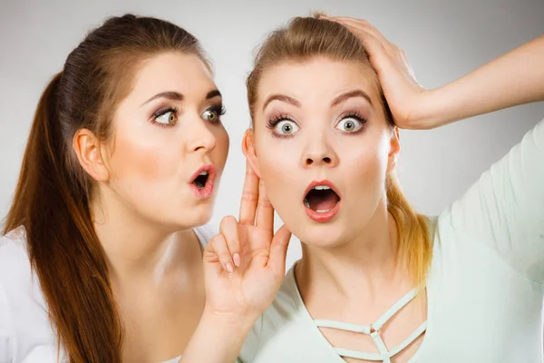 Dos mujeres contando chismes — Foto de Stock