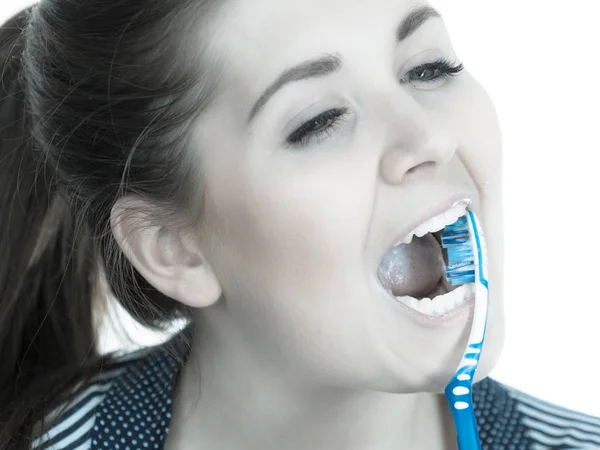 Mujer cepillándose los dientes . —  Fotos de Stock