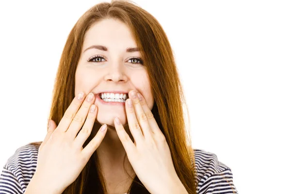 Retrato de una hermosa joven mostrando los dientes —  Fotos de Stock