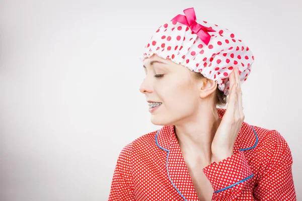 Rolig kvinna klädd i pyjamas och bad cap — Stockfoto