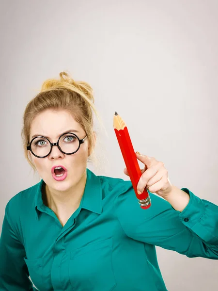 Enojada profesora mujer sosteniendo lápiz grande — Foto de Stock