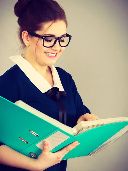 Glückliche Geschäftsfrau hält Ordner mit Dokumenten in der Hand — Stockfoto