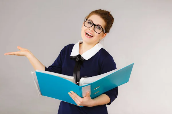 Mujer de negocios positiva feliz celebración de carpeta con documentos — Foto de Stock