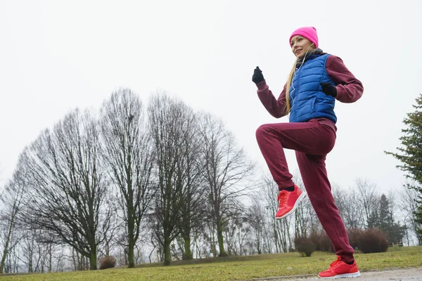 Donna che indossa abbigliamento sportivo esercizio all'aperto durante l'autunno — Foto Stock