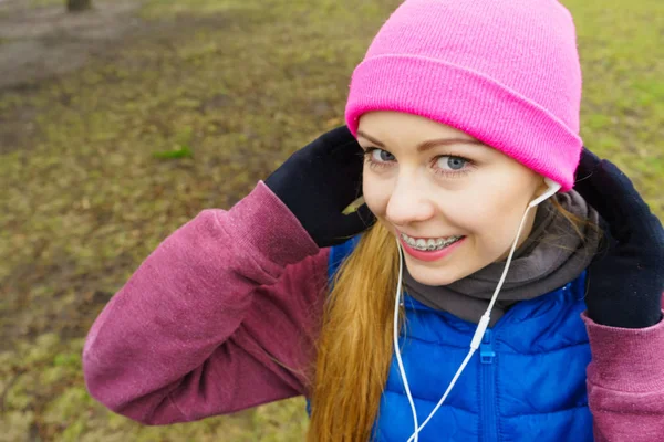 Adolescente chica deportiva escuchando música al aire libre . —  Fotos de Stock