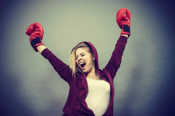 Mulher vencedora usando luvas de boxe — Fotografia de Stock