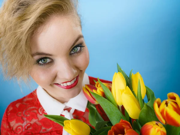 Mujer sosteniendo ramo de tulipanes flores — Foto de Stock