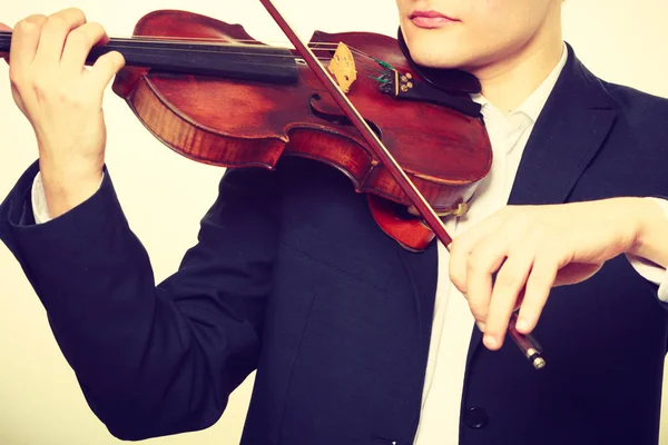 Homem homem vestido elegantemente tocando violino — Fotografia de Stock