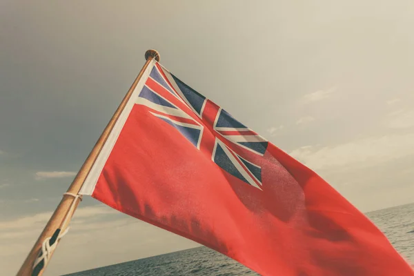英国旗商船、ヨットから飛行英国の海軍の旗 — ストック写真