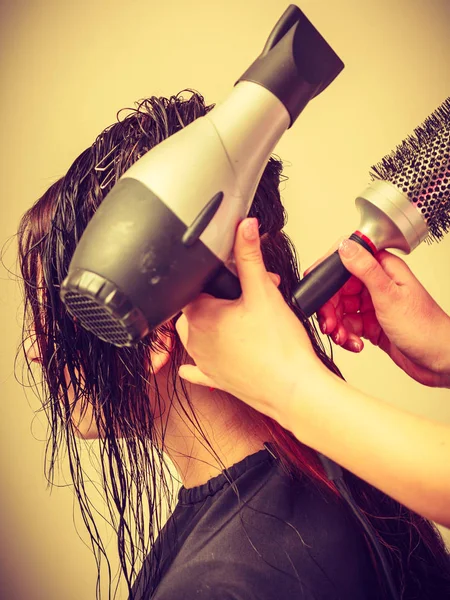 Парикмахер укладка женщины темные длинные волосы — стоковое фото