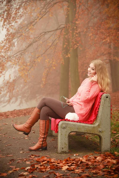 Lächelndes Mädchen beim Musikhören. — Stockfoto