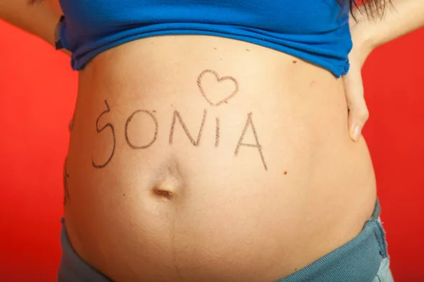 Bříško těhotné ženy s výkresy — Stock fotografie