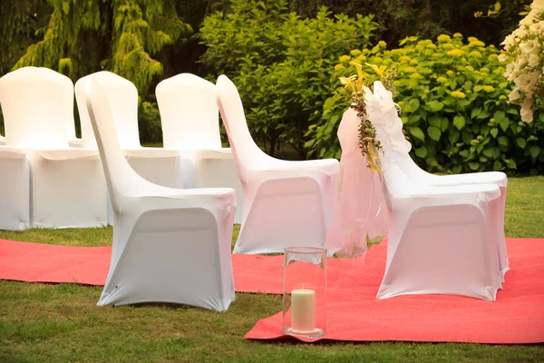 Many wedding chairs with white elegant covers — Stock Photo, Image