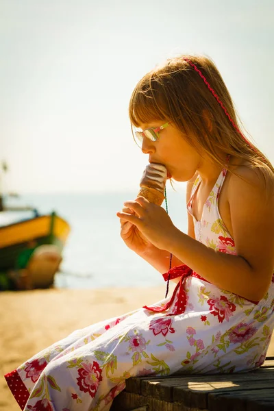 Kleuter meisje eten van ijs op strand — Stockfoto