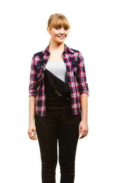 Usmívající se stojící žena v montérkách a košili — Stock fotografie