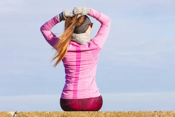 Женщина отдыхает после занятий спортом на открытом воздухе в холодный день — стоковое фото
