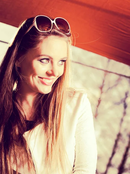 Young fashionable woman posing during sunny day. — Stock Photo, Image