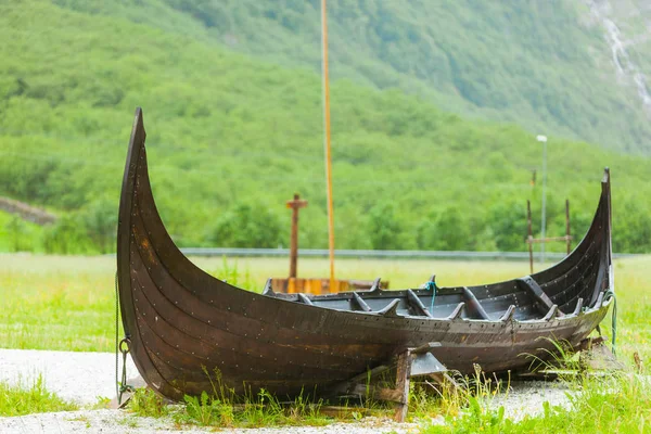 Norveç doğasında eski tahta viking teknesi — Stok fotoğraf