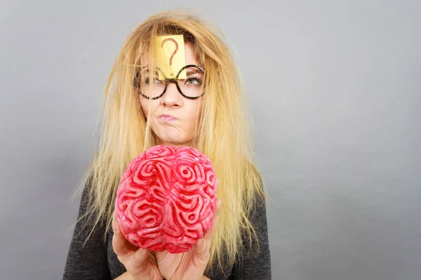 Donna strana che tiene il cervello con l'idea — Foto Stock