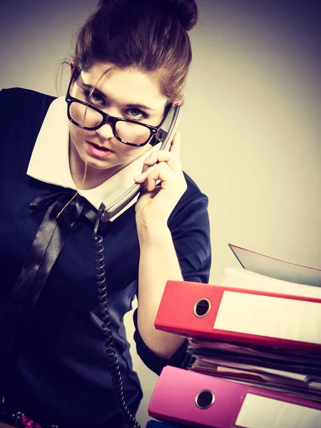 Разгневанная властная деловая женщина разговаривает по телефону — стоковое фото