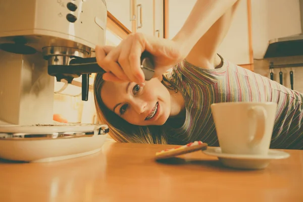 Femme dans la cuisine faisant du café à partir de la machine — Photo