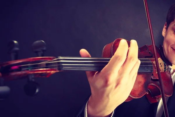 Homme homme habillé élégamment jouer du violon — Photo