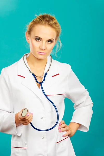 Kvinna läkare med stetoskop — Stockfoto