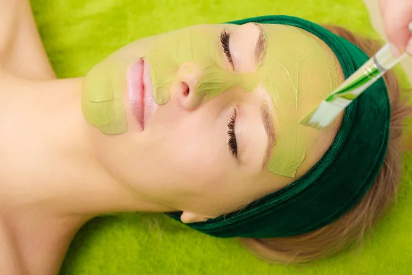 Mulher com máscara de lama de algas no rosto — Fotografia de Stock