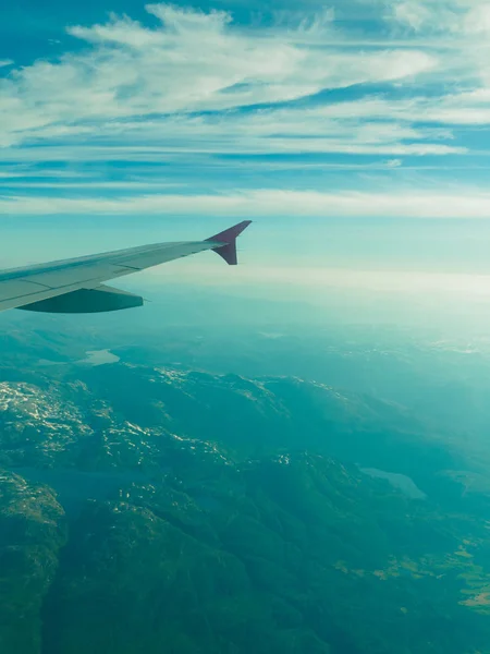 Belo céu e vista de terra de avião — Fotografia de Stock