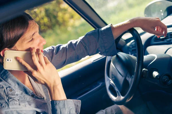 車を運転中の携帯電話で話している人. — ストック写真