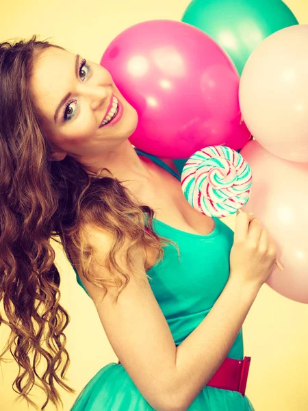 Vrouw met kleurrijke ballonnen en lolly — Stockfoto