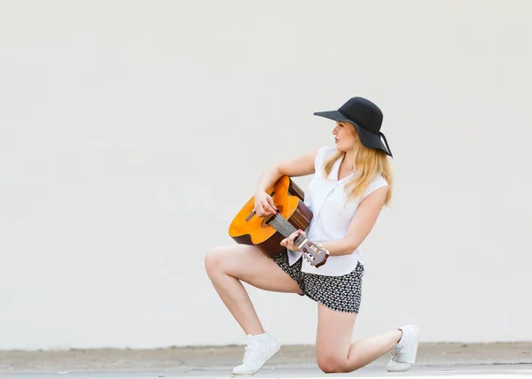 Gitaar spelen, springen naast haar man vrouw — Stockfoto