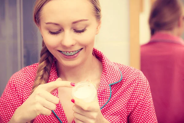 Woman applying moisturizing skin cream. Skincare. — Stock Photo, Image